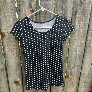 Downeast fitted short sleeve top size small. Polkadot sign.